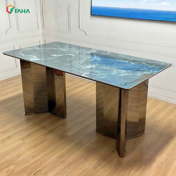 Trang chủ Kiểu dáng mặt bàn chữ nhật kết hợp hệ chân trụ đối xứng tạo nên tổng thể gọn gàng, dễ bố trí trong gia đình, căn hộ và không gian phòng ăn rộng.