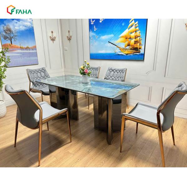 Tùy theo cách chọn ghế và ánh sáng không gian, bàn có thể tạo ra nhiều cách phối khác nhau trong phòng ăn.